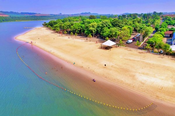 Itaipulândia: Balneário Jacutinga ganha nova camada de areia e se prepara para temporada de verão