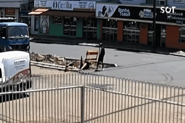 Câmera registra forte colisão entre Fiorino e Motocicleta na Avenida Carlos Gomes em Cascavel