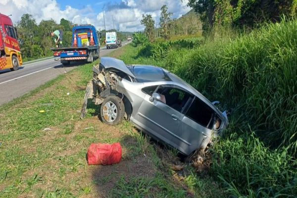 Duas pessoas ficam feridas após capotamento na BR-277, no litoral do Paraná