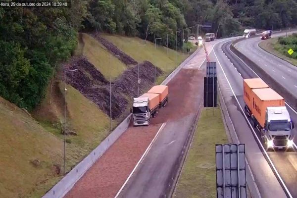 Caminhão com açúcar utiliza área de escape da BR-277 após falha nos freios