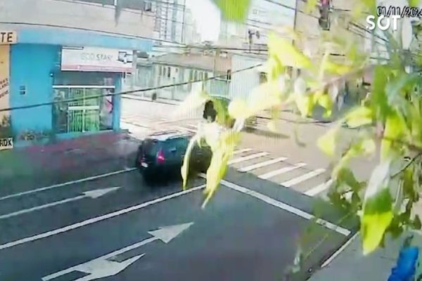 Câmera de monitoramento registra forte colisão entre Voxy e Megane no centro de Cascavel