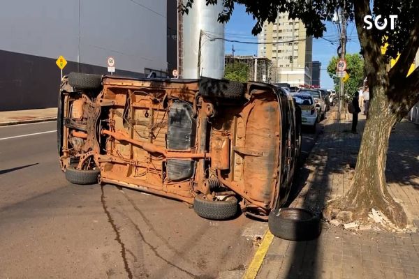 Quatro veículos se envolvem em colisão na Rua Jorge Lacerda, no centro de Cascavel