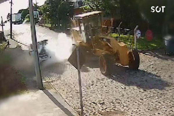 Pneu de trator explode e causa danos em carro estacionado; Veja o momento da explosão