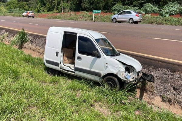 Colisão entre Gol e Kangoo deixa quatro pessoas feridas na BR-467