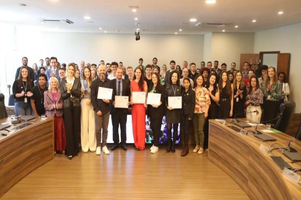 Imagem referente a notícia: Câmara Jovem de Cascavel é citada com destaque em lançamento de cartilha na Alep