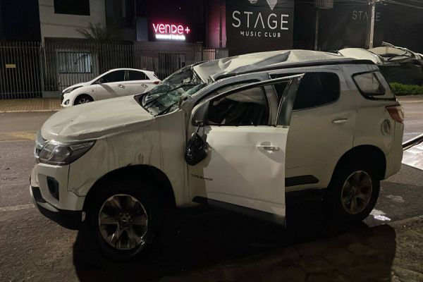 Capotamento deixa idosa presa nas ferragens e outras três pessoas feridas no Centro de Cascavel