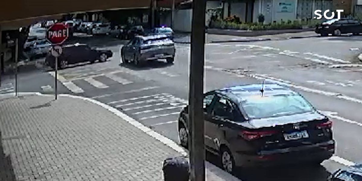 Forte colisão entre BYD e Golf é registrada no Centro de Cascavel