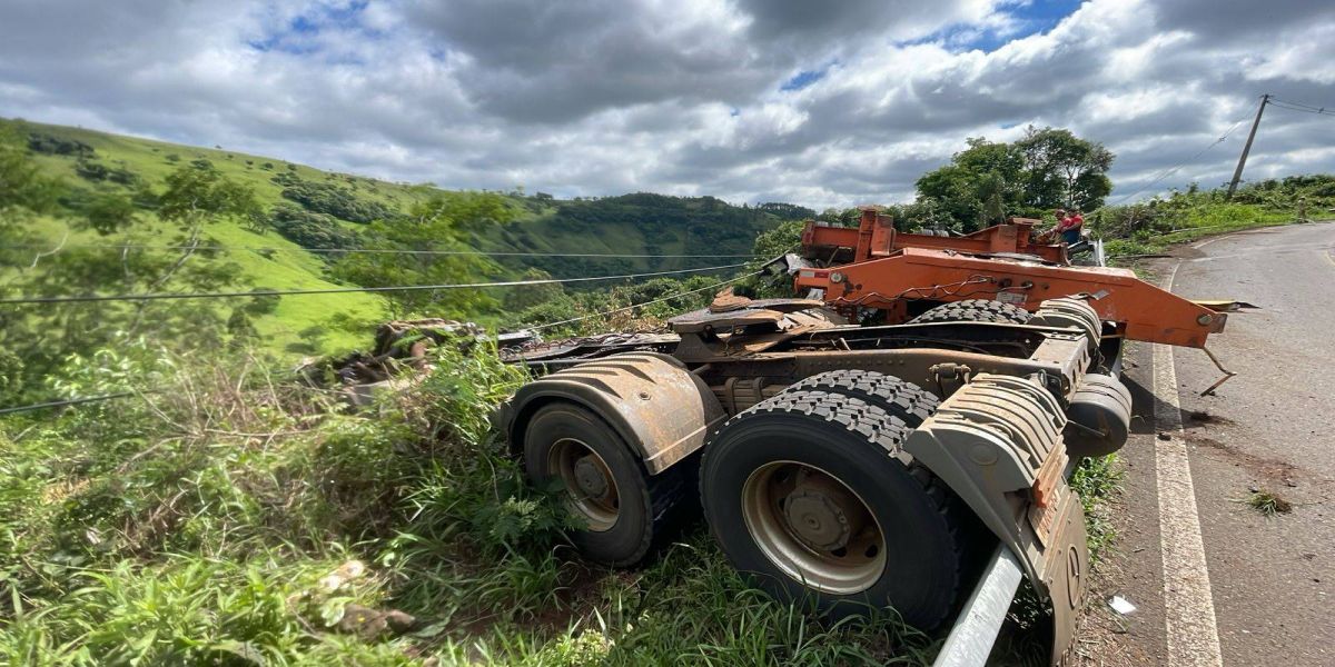 Caminhoneiro morre e passageiro fica gravemente ferido após saída de pista na BR-158 no Paraná