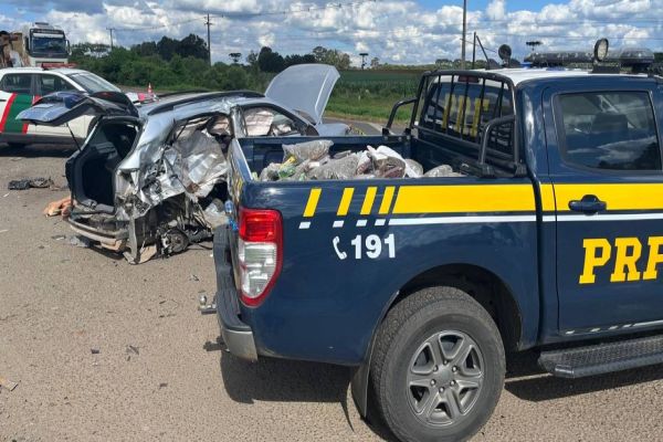 PRF atende acidente e captura dupla transportando entorpecentes na BR-277