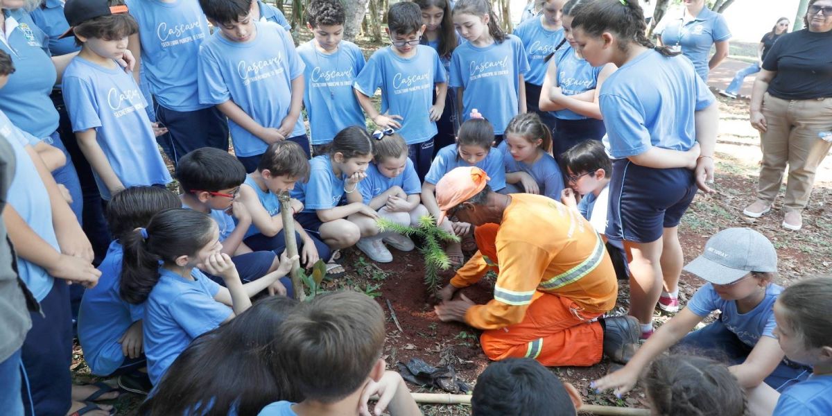 Alunos plantam 40 araucárias em comemoração aos 40 anos do Lago Municipal de Cascavel