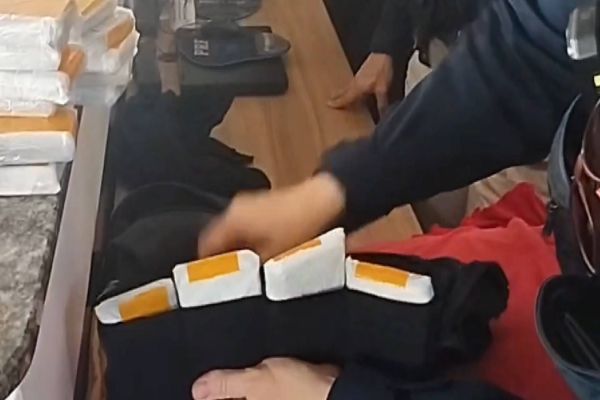 Imagem referente a notícia: PRF apreende mais de 100 iPhones escondidos no corpo de passageiras de ônibus no Paraná