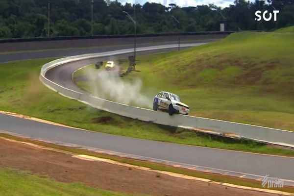 Piloto Stive Tokarski salta mureta em incidente na Cascavel de Prata