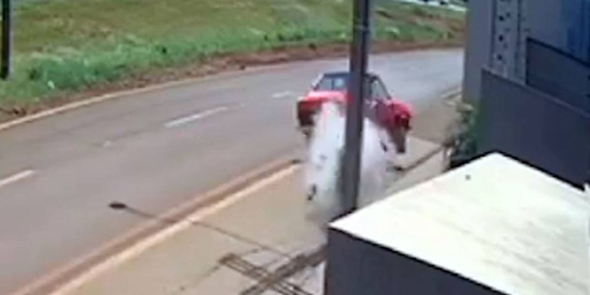 Câmeras capturam momento exato que Passat capota após colisão na marginal da BR-277 em Cascavel