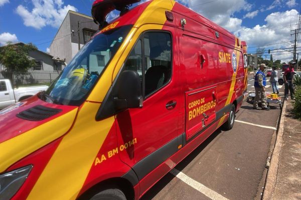 Gol invade calçada após colisão com BYD na Rua Ipanema no Bairro Periolo em Cascavel