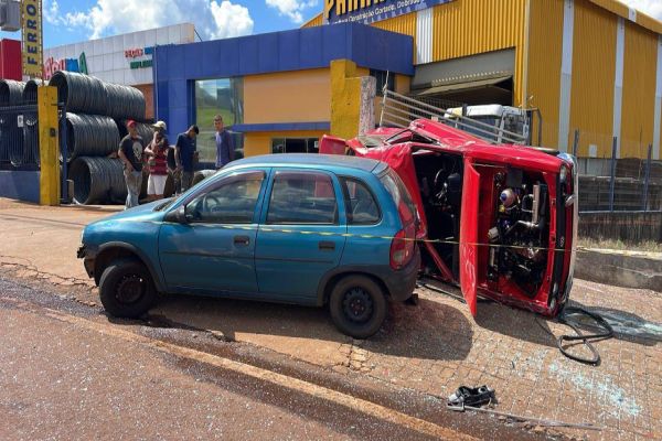 Passat capota após colisão com poste na marginal da BR-277 em Cascavel
