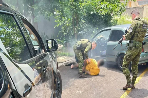 Foto relacionada a notícia: BPFRON prende dupla após perseguição em Umuarama; um dos envolvidos tinha mandado de prisão