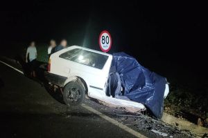 Imagem referente à notícia: Duas pessoas morrem em violenta colisão entre Parati e Corolla na PR-281 em Capanema