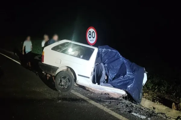 Foto relacionada a notícia: Duas pessoas morrem em violenta colisão entre Parati e Corolla na PR-281 em Capanema