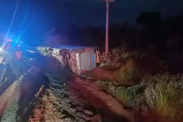 Foto relacionada a notícia: Duas crianças morrem e 27 pessoas ficam feridas em acidente entre ônibus e caminhão na BR-158