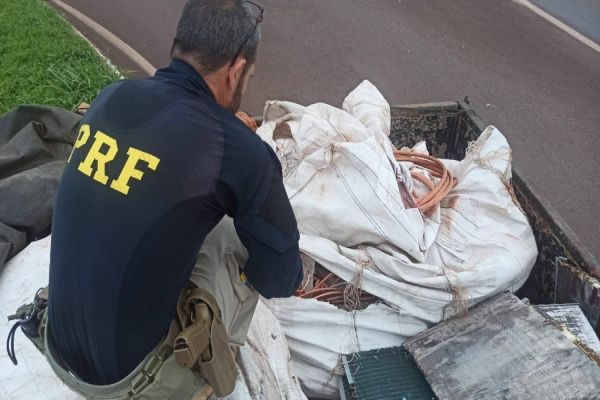 Imagem referente a notícia: PRF apreende caminhão com carga de fios de cobre de origem duvidosa em Catanduvas