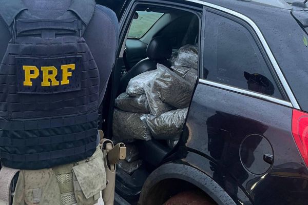 Imagem referente a notícia: PRF apreende quase 200Kg de maconha e recupera carro roubado na BR-277, no município de Candói