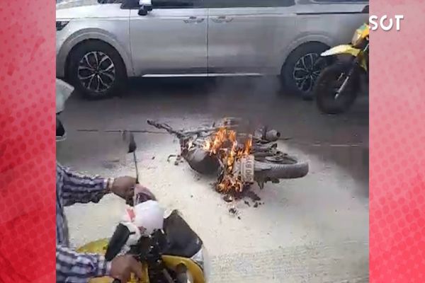 Grave acidente envolvendo duas motocicletas fecha Ponte da Amizade; Um das motos pegou fogo