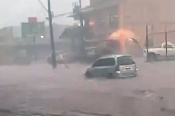 Chuva torrencial causa alagamentos em Foz do Iguaçu e interrompe o trânsito