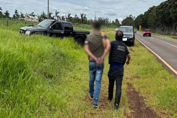 Imagem referente a notícia: Receita Federal apreende caminhonete carregada com mais de 700 quilos de maconha em Paranacity