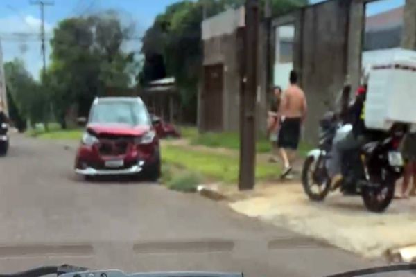Forte colisão de trânsito é registrada em cruzamento do Bairro Pioneiros Catarinenses, em Cascavel