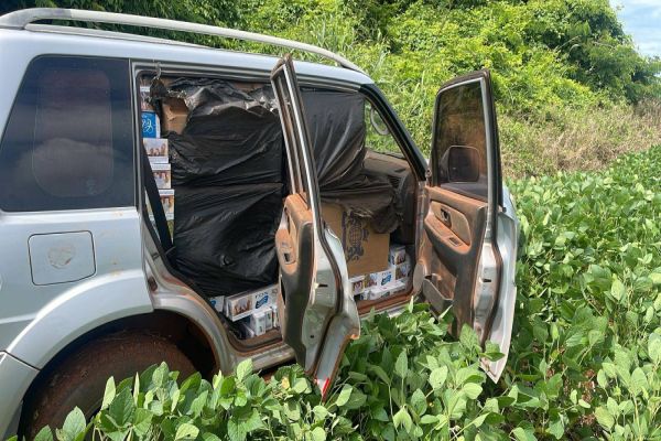 Imagem referente a notícia: Polícia Militar apreende veículo e cigarros contrabandeados em Tupãssi