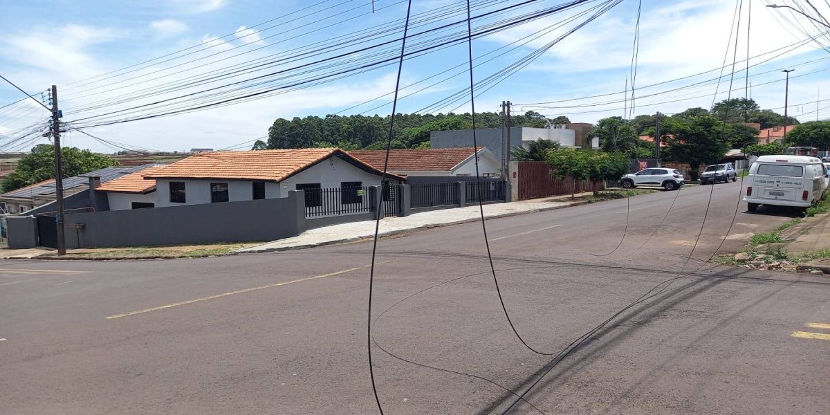 Fios de telefonia caídos causam perigo em cruzamento no bairro Guarujá
