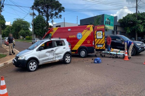 Motociclista fica ferido após colisão com carro no Jardim Colonial, em Cascavel