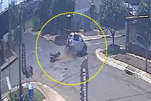 Câmera de monitoramento flagra forte colisão entre Twister 250 e Crossfox no Jardim Colonial