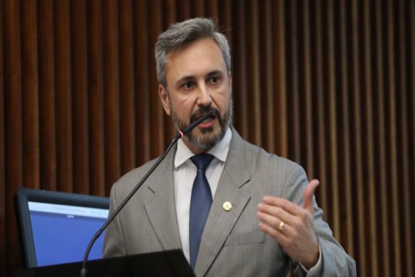 Fábio Oliveira se posiciona contra Traiano na presidência da CCJ da ALEP