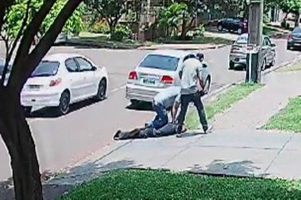 Homem é "contido" por populares após suspeita de furto; Caso foi registrado por câmeras de segurança