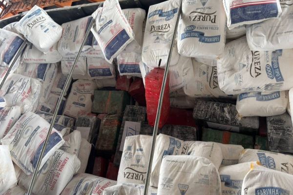 PRF apreende uma tonelada de maconha escondida em carga de farinha na BR-369 em Cascavel