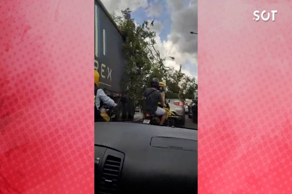 Galho de árvore cai de cima de caminhão atinge motociclistas na Ponte da Amizade; Veja o vídeo