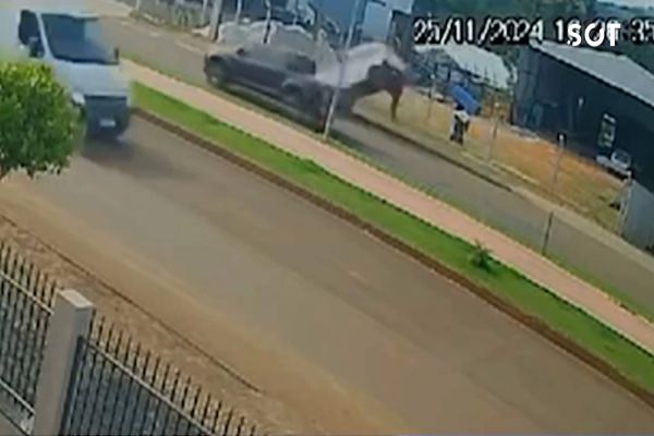 Carro capota "sozinho" em Laranjeiras do Sul após ser atingido por cabo arrastado por caminhão