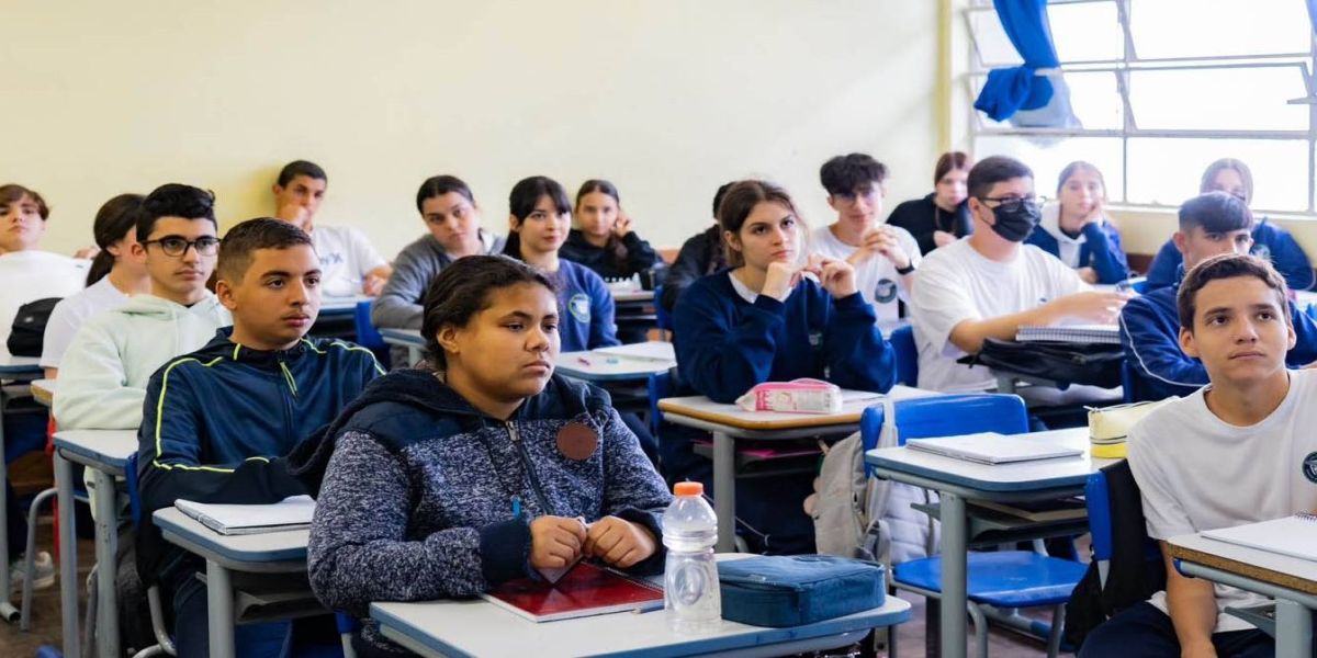 Pesquisa aponta aprovação alta da infraestrutura e merenda das escolas estaduais do Paraná