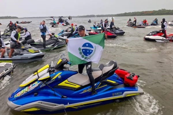 Foto relacionada a notícia: Caravana náutica de jetskis chega a Foz do Iguaçu após mais de 400 km pelo Rio Paraná