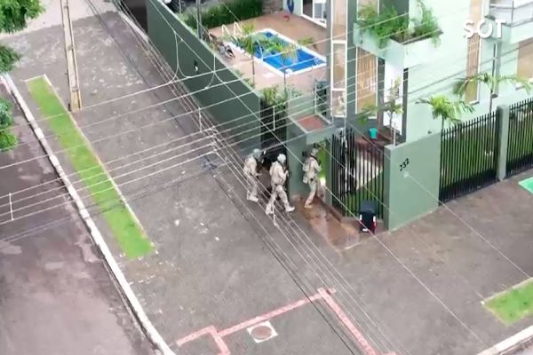 Imagem referente a notícia: PF divulga vídeo do momento da ação de abordagem ao imóvel de luxo durante Operação Four Hundred