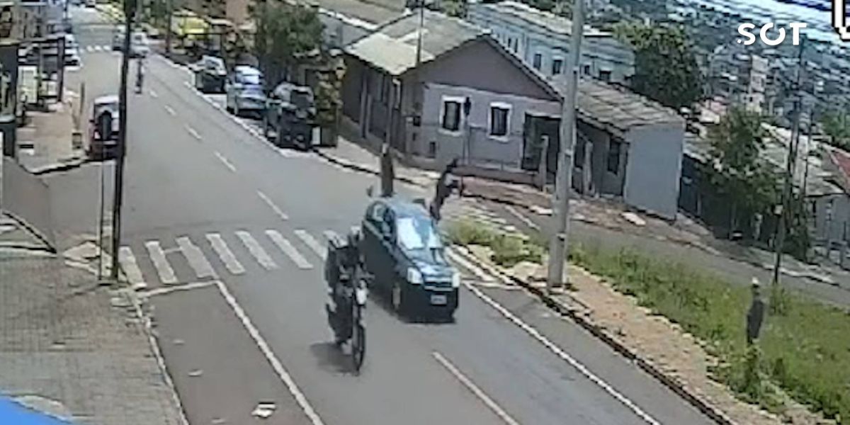 Motociclista é projetado para cima de carro após colisão traseira na Rua Leonardo da Vinci