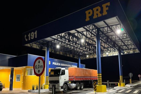 Imagem referente a notícia: PRF apreende carreta de cigarros na reabertura de sua unidade em Alto Paraíso