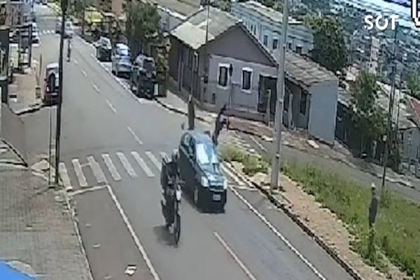 Motociclista é projetado para cima de carro após colisão traseira na Rua Leonardo da Vinci