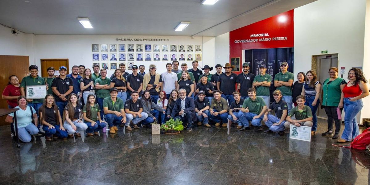Alunos do Ceep Agroinovação recebem homenagem na Câmara de Cascavel