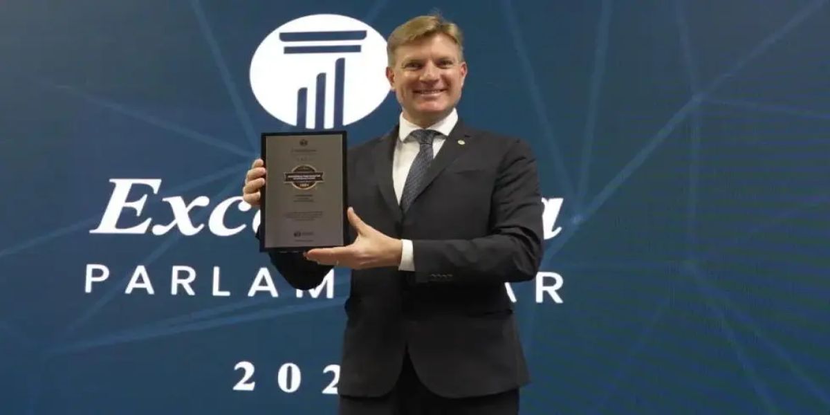 Deputado Nelsinho Padovani recebe prêmio “Excelência Parlamentar 2024” do Ranking dos Políticos