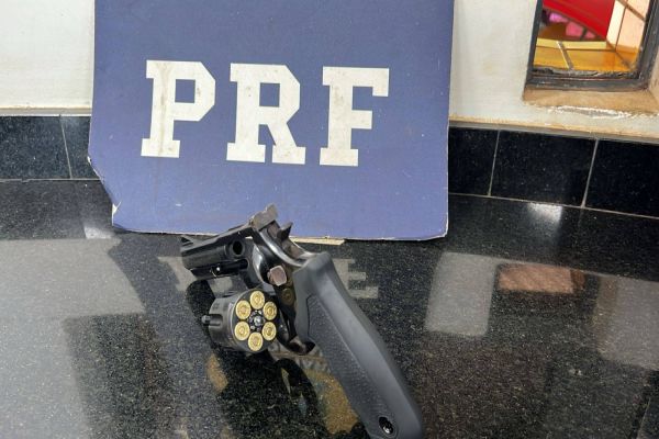 Imagem referente a notícia: Dupla é presa pela PRF em Cascavel após tentativa de roubo na BR-277