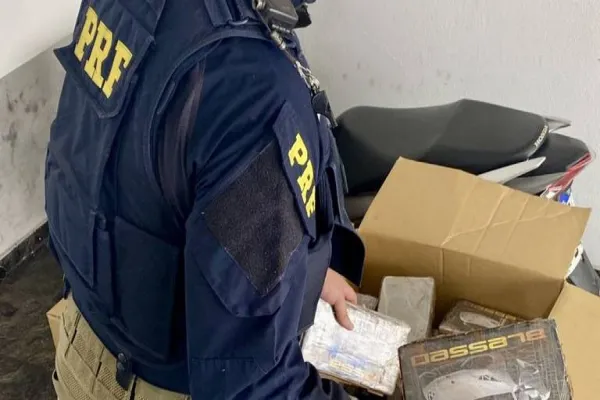 Foto relacionada a notícia: PRF apreende mais de 200 kg de cocaína no Paraná