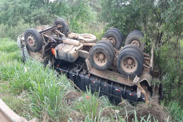 Foto relacionada a notícia: Caminhão capota após colisão em fila de congestionamento na BR-376