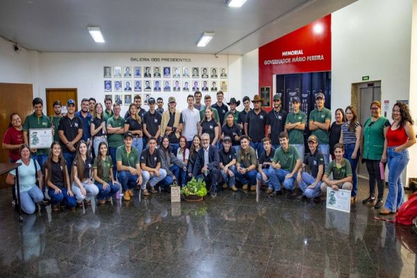 Alunos do Ceep Agroinovação recebem homenagem na Câmara de Cascavel